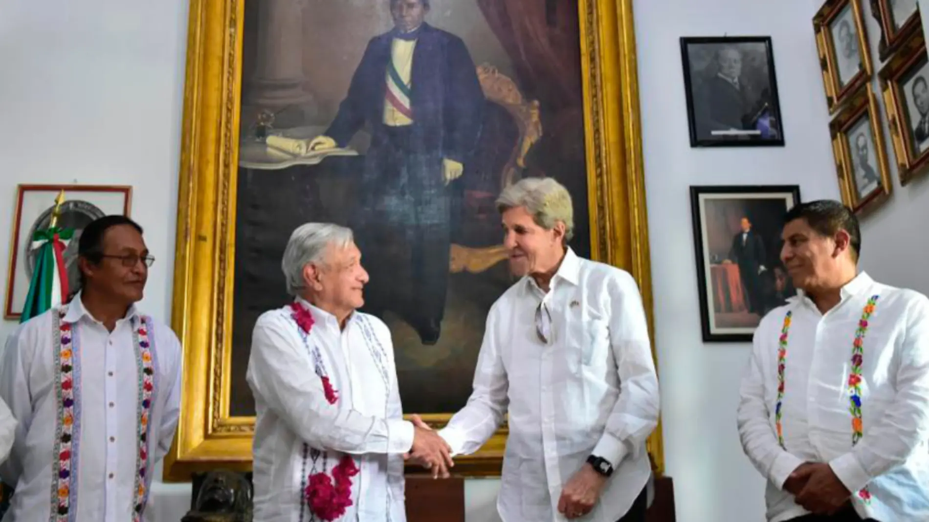 amlo y John Kerry 1